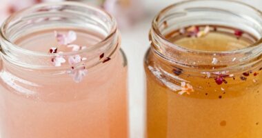 Kirschblüte und Frühlingsblumenhonig