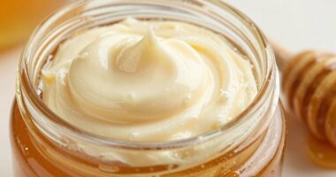 Warum ist Blütenhonig glatter?